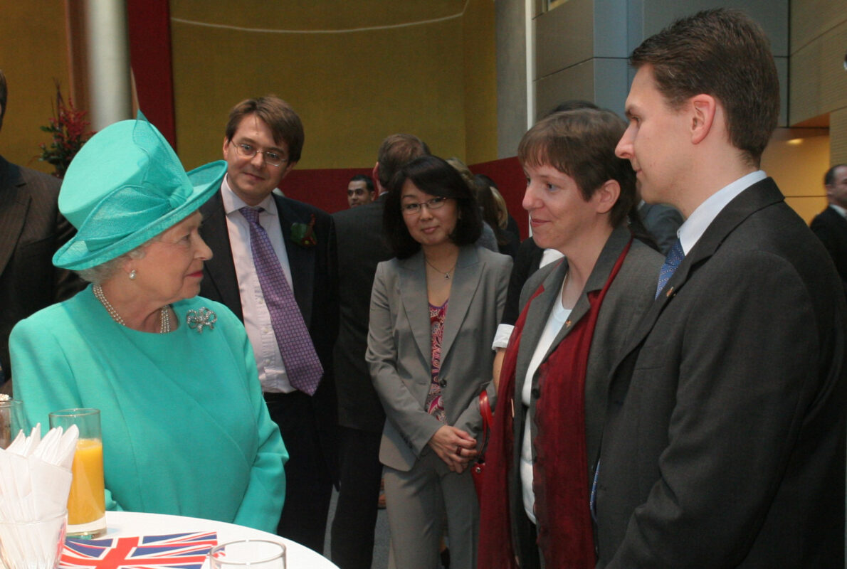 Nina trifft Queen Elizabeth II in der Britischen Botschaft