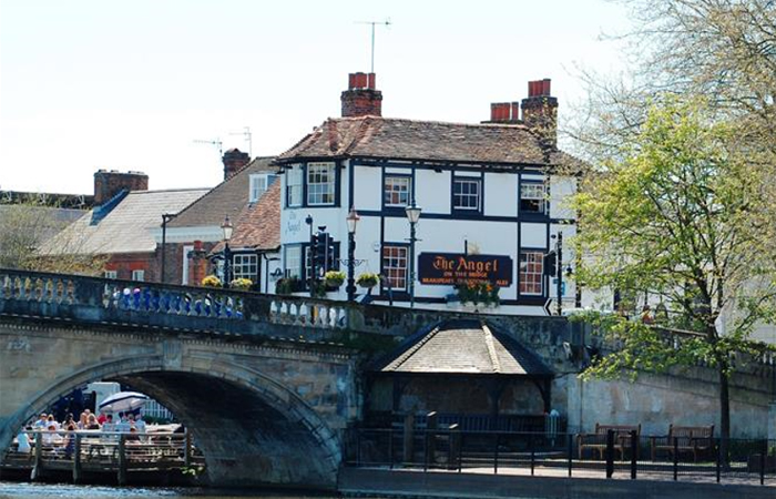 Pub und Brücke